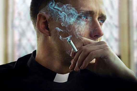 聖なる犯罪者：仮面の司祭が暴くポーランド社会の偽善