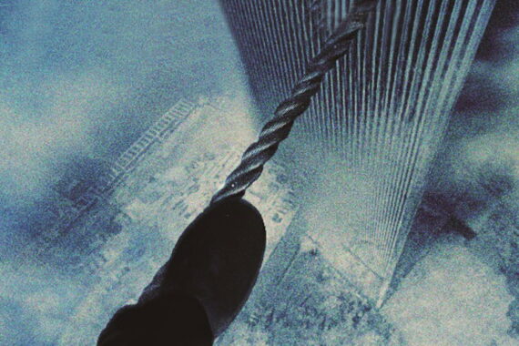 1974年8月7日、フィリップ・プティが地上411メートルでツインタワー間の綱渡りに成功！逮捕後釈放された伝説のドキュメンタリー『マン・オン・ワイヤー』